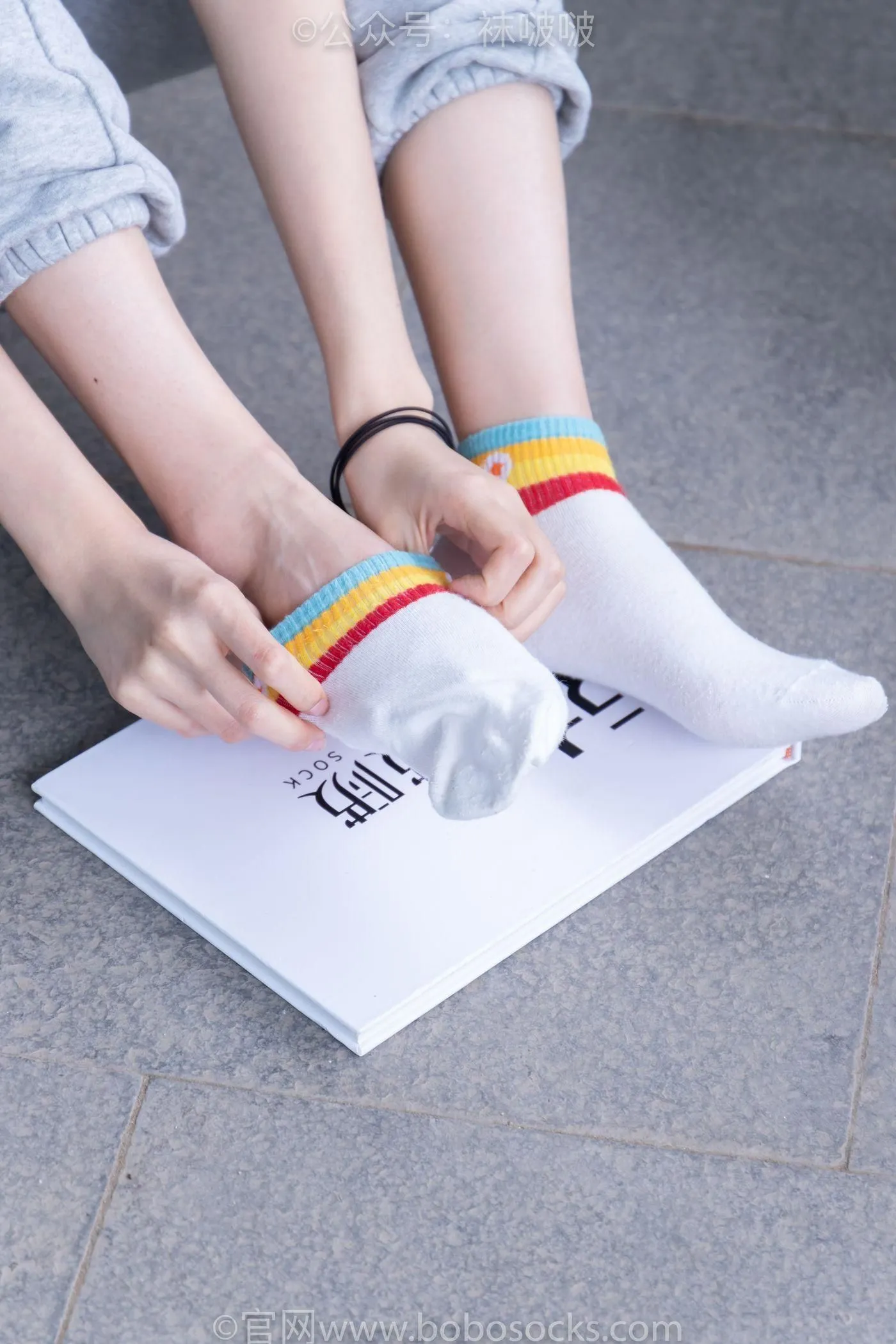 [BoBoSocks袜啵啵]NO.012 泡芙-运动鞋、白棉袜、裸足 [132P]插图4